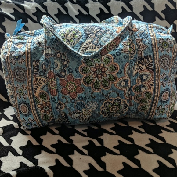 Vera Bradley Handbags - EUC Vera Bradley Large Duffel bag